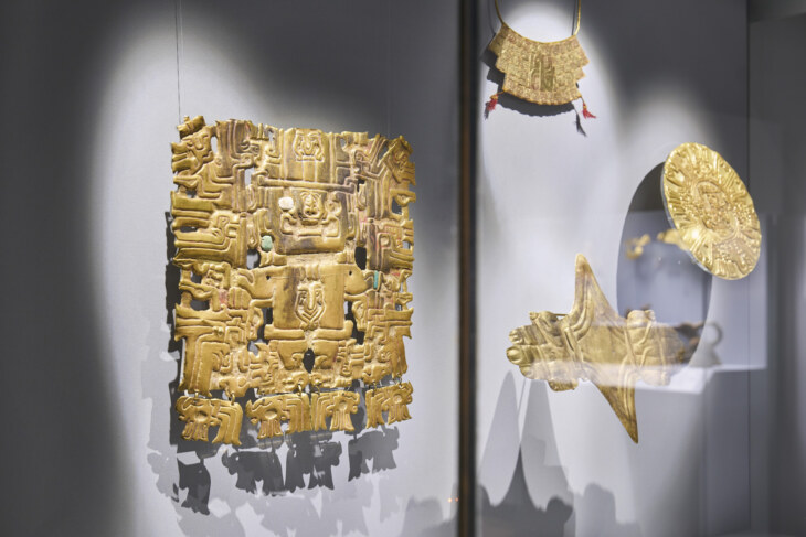 Gold- und Kupferobjekte aus mesoamerikanischen Hochkulturen. Reliefartig mit Ornamenten.