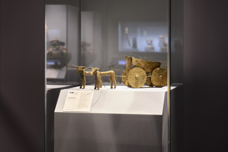 Objekt eines Ochsengespanns aus Bronze in der archäologischen Sammlung Ebnöther.