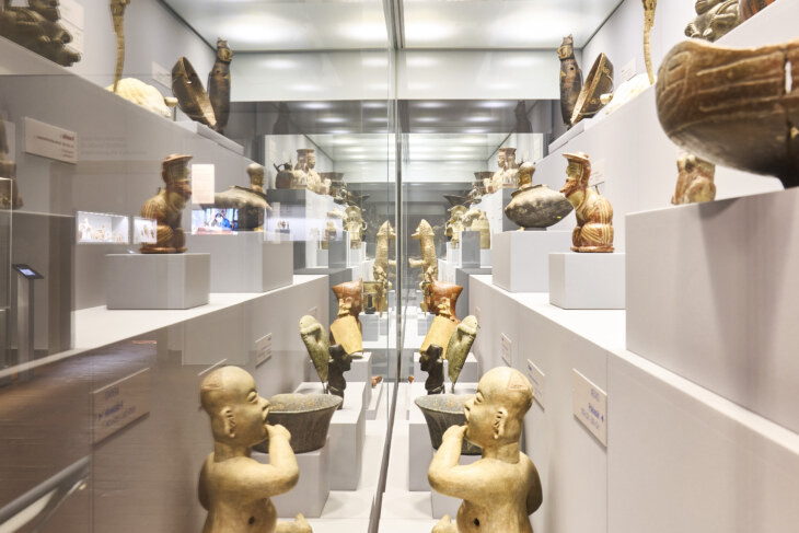 Blick in die Vitrine der archäologischen Sammlung Ebnöther. Tonobjekte sind chronologisch und nach Hochkultur geordnet.