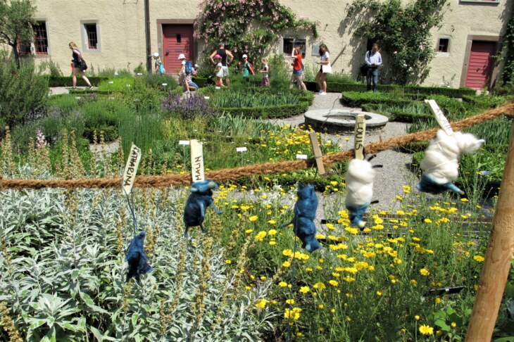 Kinder gehen auf die Suche im Kräutergarten am Erlebnisnachmittag des Museum zu Allerheiligen.