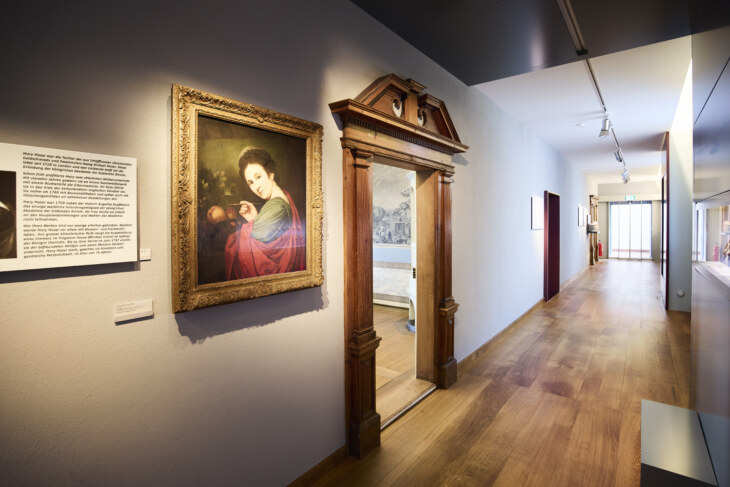 Blick in den Gang der historischen Zimmer. Ein Portrait von Mary Moser ist zu sehen.