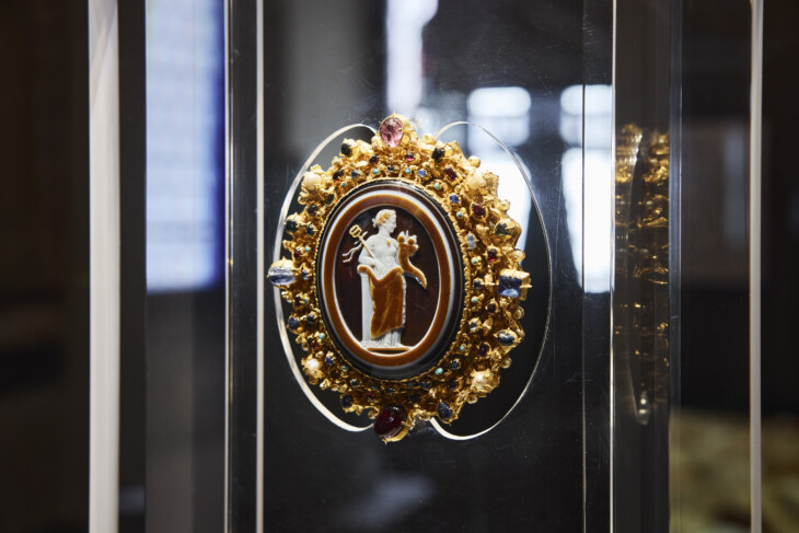 Zu sehen ist der Onyx von Schaffhausen. Ein Schmuckstück aus Gold und Edelsteinen.