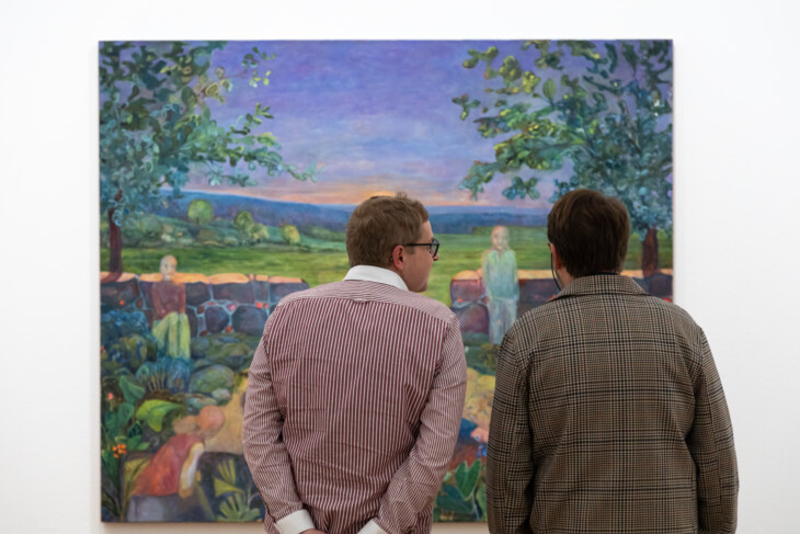 Zwei Männer betrachten ein Gemälde der Gegenwartskunst in der Kunstabteilung des Museum zu Allerheiligen