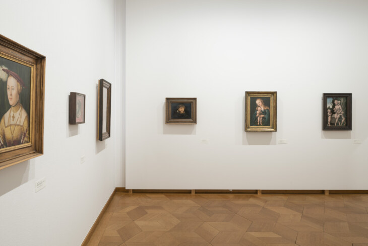 Blick in den Raum mit Kunst des 15. Jahrhunderts. Verschiedene Portraits sind zu sehen.