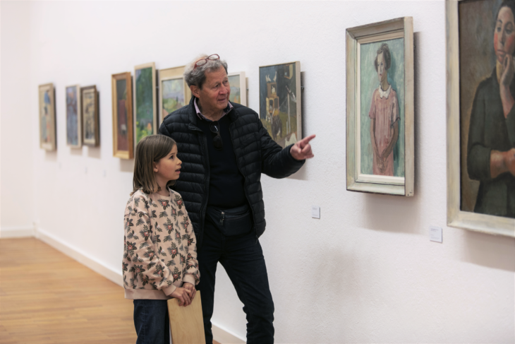 Ein Mann und ein Mädchen stehen in der Kunstabteilung des Museum zu Allerheiligen und betrachten gemeinsam ein Gemälde.