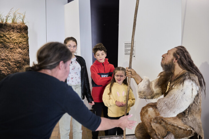 Kinder hören Geschichten rund um die Objekte im Museum zu Allerheiligen