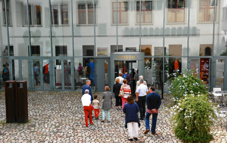 Eingangsbereich des Museum zu Allerheiligen in Schaffhausen. Mehrere Besuchende stehen davor.