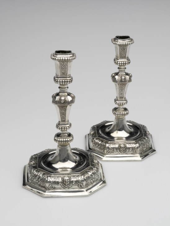 Zwei Kerzenstöcke aus Silber, hergestellt von Thomas Pröll im 18. Jahrhundert.