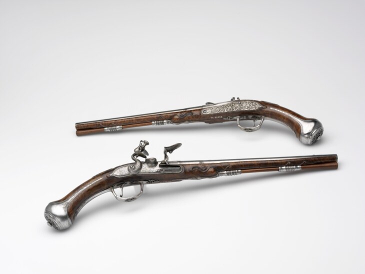 Ein Paar Steinschlosspistolen aus dem 18. Jahrhundert, hergestellt aus Metall und Holz von Bernhardin II. Veith.