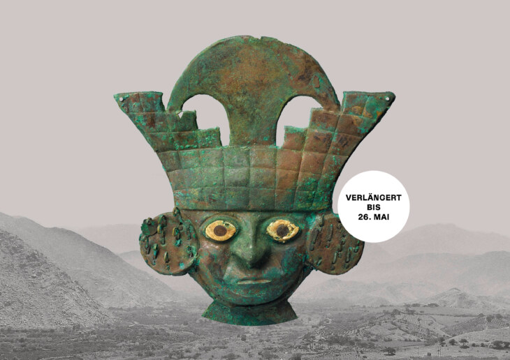 Keyvisual der Ausstellung Moche - 1000 Jahren vor den Inka. Zu sehen ist eine pattinierte Maske aus Edelmetall.