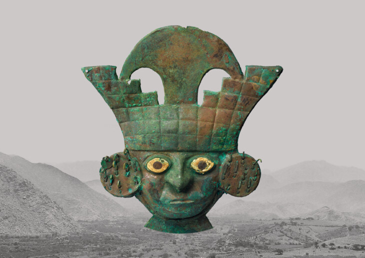 Keyvisual Moche. 1000 Jahre vor den Inka. Krieger aus pattiniertem Kupfer mit Sichelhelm. Im Hintergrund die Anden von Peru.