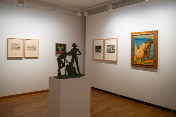 Einblick in die Ausstellung Kunst vereint. 175 Jahre Kunstverein Schaffhausen. Zu sehen sind verschiedene Grafiken und eine Bronze-Skulptur auf einem Sockel.