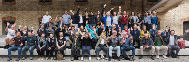 Gruppenfoto des Teams vom Museum zu Allerheiligen. Einige der Menschen heben die Hände in die Luft.